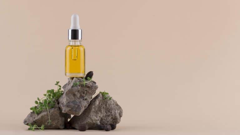 arrangement jojoba oil dropper